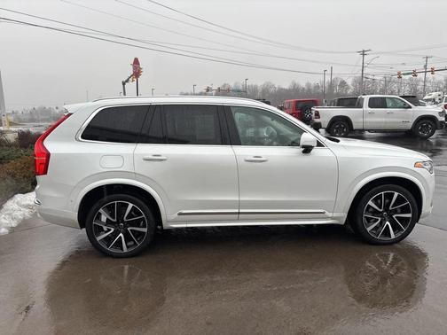 2023 Volvo XC90 B5 Plus