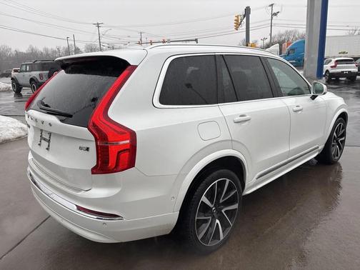 2023 Volvo XC90 B5 Plus