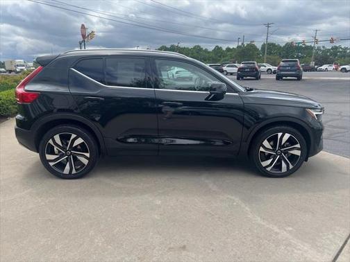 2023 Volvo XC40 B5 Plus Bright Theme