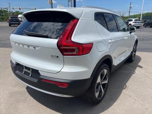 2025 Volvo XC40 B5 Plus Bright Theme