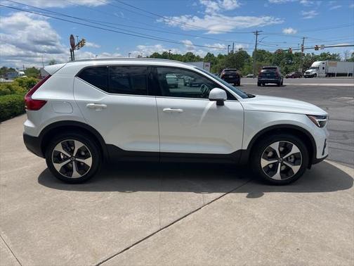 2025 Volvo XC40 B5 Plus Bright Theme
