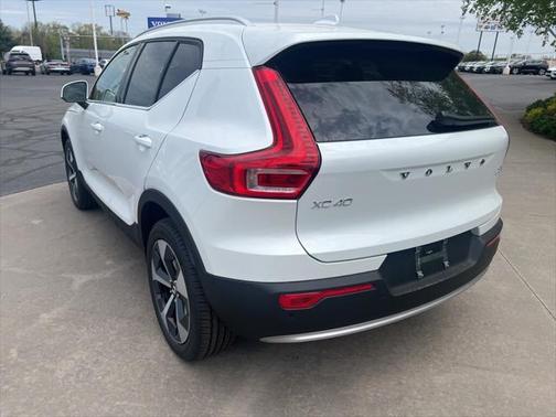 2025 Volvo XC40 B5 Plus Bright Theme