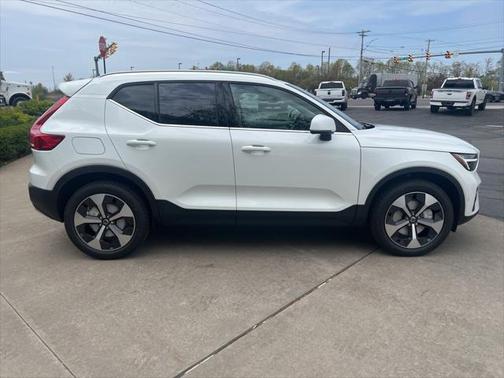 2025 Volvo XC40 B5 Plus Bright Theme