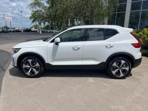 2025 Volvo XC40 B5 Plus Bright Theme