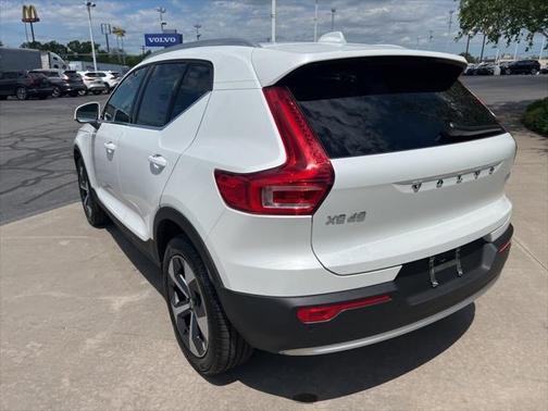 2025 Volvo XC40 B5 Plus Bright Theme
