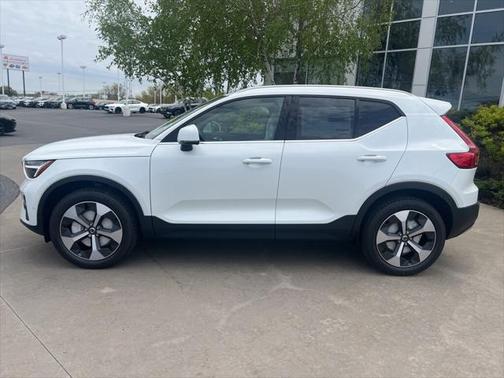 2025 Volvo XC40 B5 Plus Bright Theme