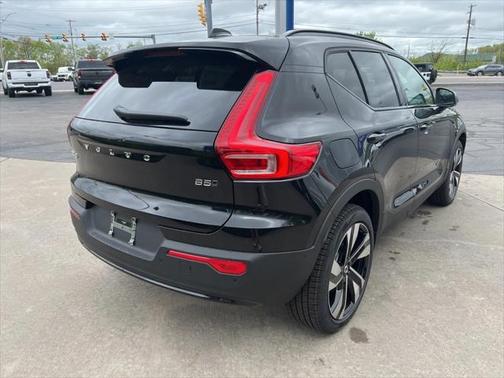 2025 Volvo XC40 B5 Ultra Dark Theme