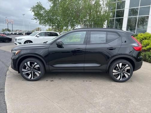 2025 Volvo XC40 B5 Ultra Dark Theme