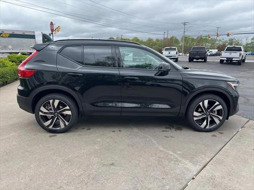2025 Volvo XC40 B5 Ultra Dark Theme
