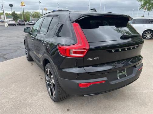 2025 Volvo XC40 B5 Ultra Dark Theme