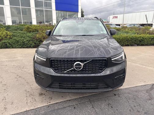 Onyx Black 2026 Volvo XC40 Plus, B5 AWD Gas (mild hybrid), Dark