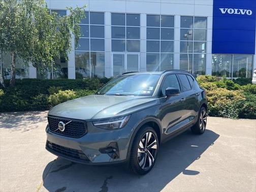 2026 Volvo XC40 B5 Ultra Dark Theme