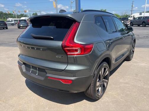 2026 Volvo XC40 B5 Ultra Dark Theme