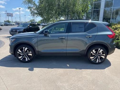 2026 Volvo XC40 B5 Ultra Dark Theme