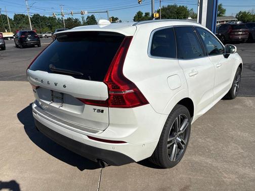 Crystal White Pearl 2019 Volvo XC60 T5 Momentum