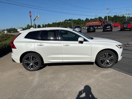 Crystal White Pearl 2019 Volvo XC60 T5 Momentum