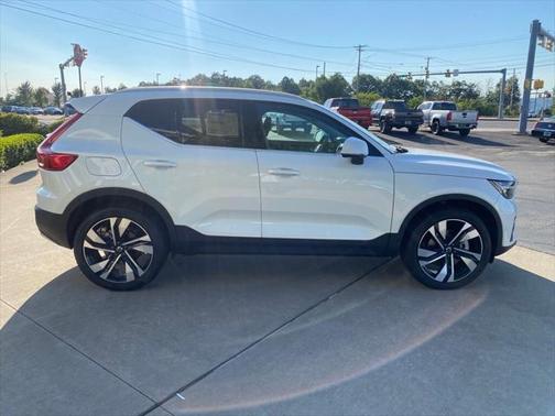 2025 Volvo XC40 B5 Plus Bright Theme