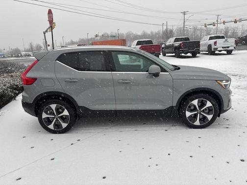 2025 Volvo XC40 B5 Plus Bright Theme