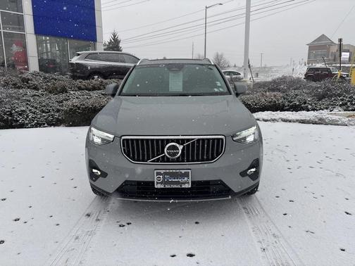 2025 Volvo XC40 B5 Plus Bright Theme