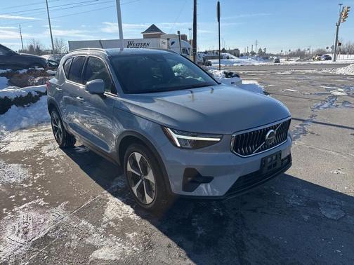 2025 Volvo XC40 B5 Plus Bright Theme