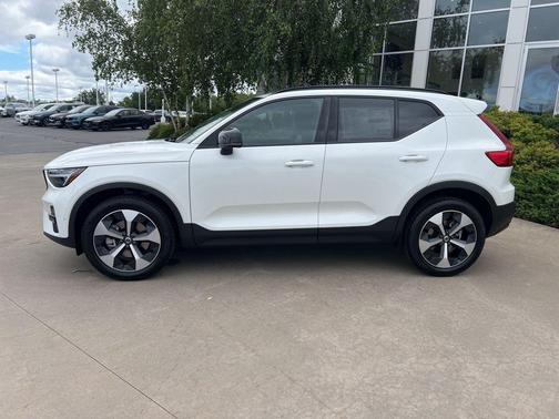 2026 Volvo XC40 B5 Plus