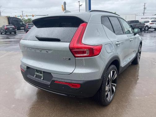 2025 Volvo XC40 B5 Plus Dark Theme