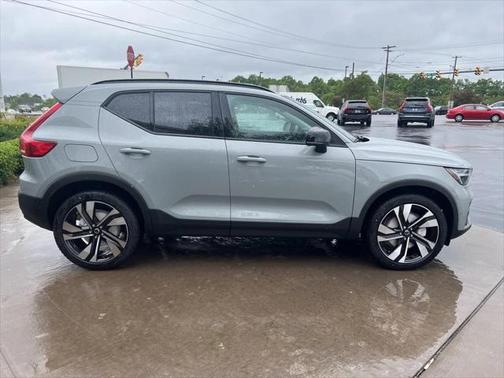 2025 Volvo XC40 B5 Plus Dark Theme