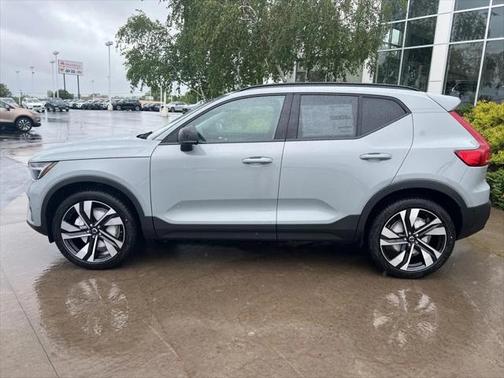 2025 Volvo XC40 B5 Plus Dark Theme