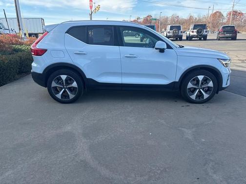 2025 Volvo XC40 B5 Plus Bright Theme