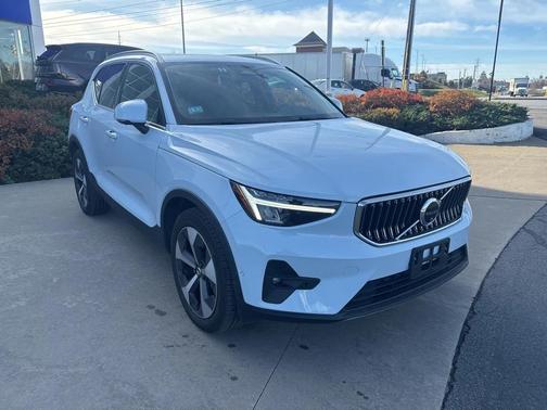 2025 Volvo XC40 B5 Plus Bright Theme