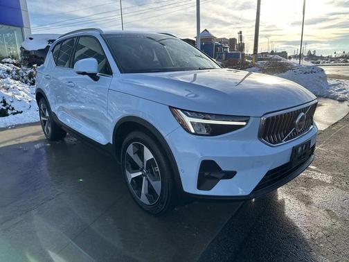 2025 Volvo XC40 B5 Plus Bright Theme