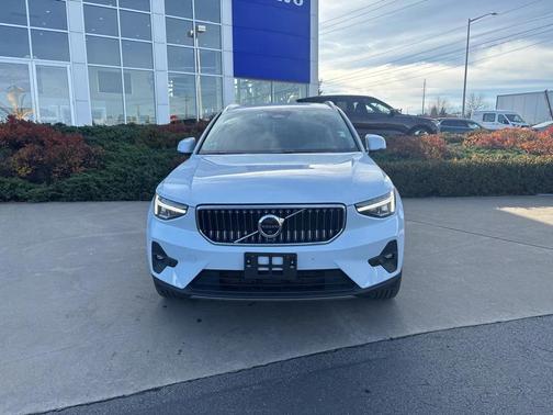 2025 Volvo XC40 B5 Plus Bright Theme