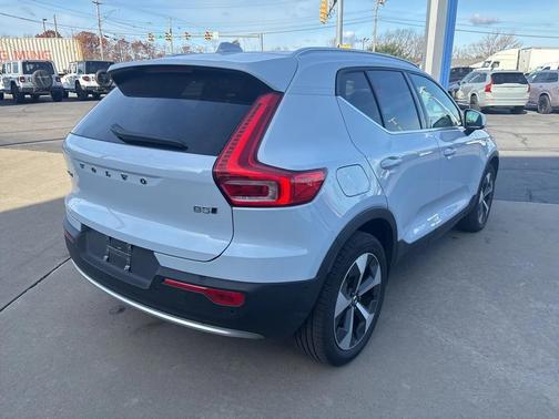2025 Volvo XC40 B5 Plus Bright Theme