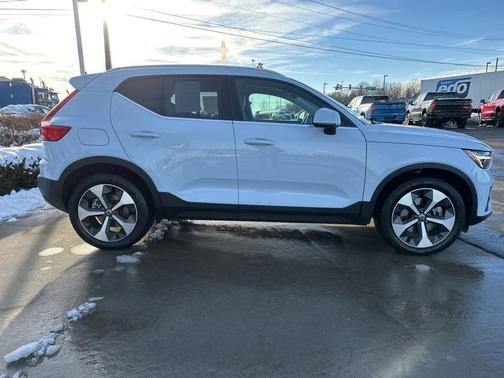 2025 Volvo XC40 B5 Plus Bright Theme