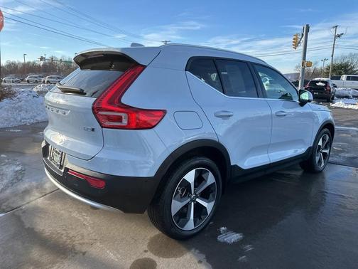 2025 Volvo XC40 B5 Plus Bright Theme
