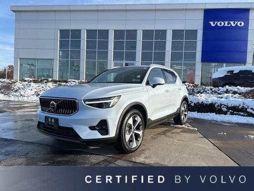 2025 Volvo XC40 B5 Plus Bright Theme