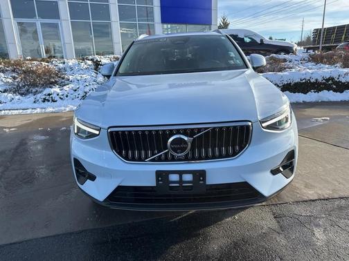 2025 Volvo XC40 B5 Plus Bright Theme