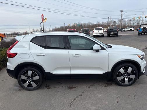Crystal White Metallic 2022 Volvo XC40 T5 Momentum