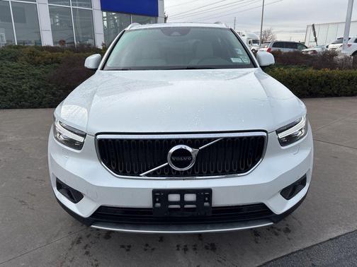 Crystal White Metallic 2022 Volvo XC40 T5 Momentum