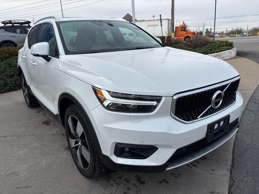 Crystal White Metallic 2022 Volvo XC40 T5 Momentum
