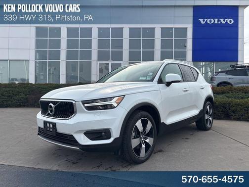 Crystal White Metallic 2022 Volvo XC40 T5 Momentum