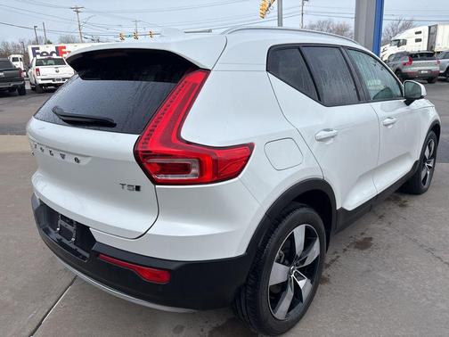 Crystal White Metallic 2022 Volvo XC40 T5 Momentum