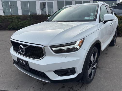 Crystal White Metallic 2022 Volvo XC40 T5 Momentum