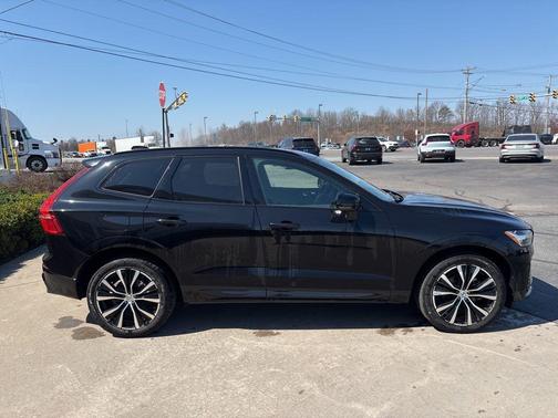 Onyx Black Metallic 2025 Volvo XC60 B5 Plus