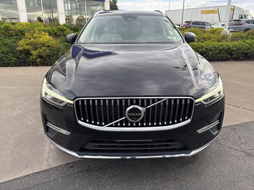Onyx Black Metallic 2023 Volvo XC60 B5 Plus Bright Theme