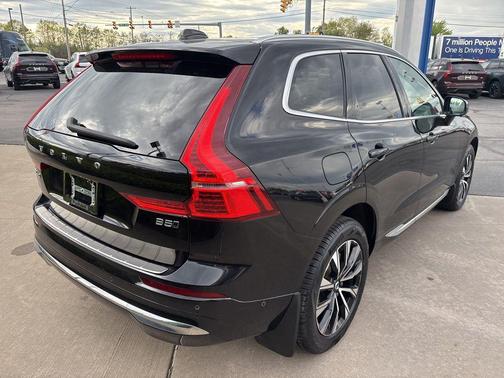 Onyx Black Metallic 2023 Volvo XC60 B5 Plus Bright Theme