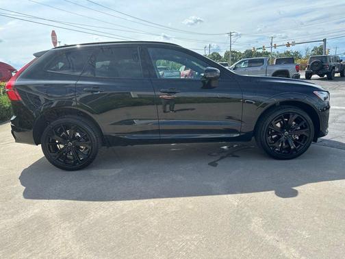Onyx Black Metallic 2026 Volvo XC60 B5 Ultra Black Edition