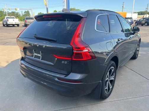 2022 Volvo XC60 B5 Momentum