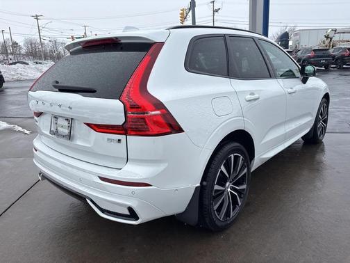2024 Volvo XC60 B5 Plus Dark Theme