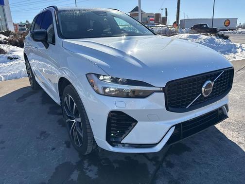 2024 Volvo XC60 B5 Plus Dark Theme